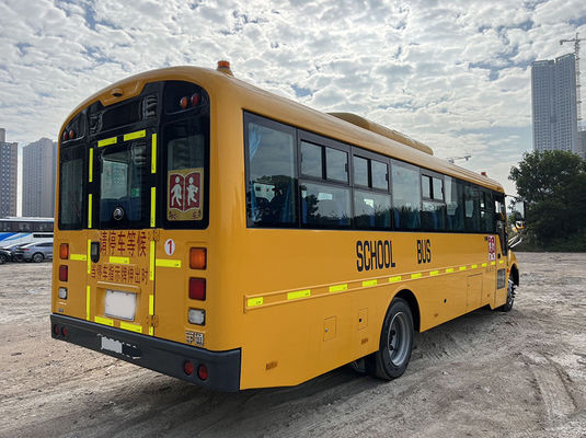 छात्रों के परिवहन के लिए 52 सीटों वाली स्कूली बसें