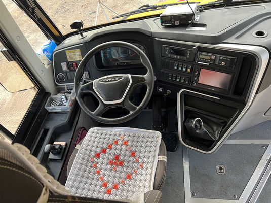 छात्रों के परिवहन के लिए 52 सीटों वाली स्कूली बसें