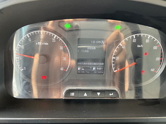 छात्रों के परिवहन के लिए 52 सीटों वाली स्कूली बसें