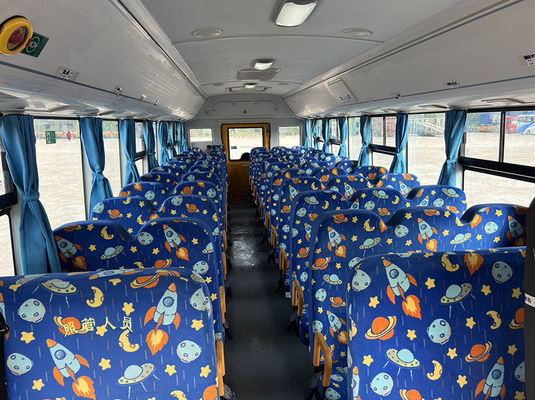छात्रों के परिवहन के लिए 52 सीटों वाली स्कूली बसें