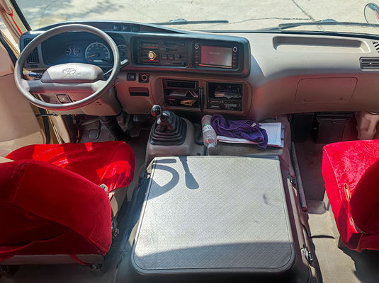 मैनुअल ट्रांसमिशन वाली 23 सीटों वाली सेकंड हैंड टूर बस