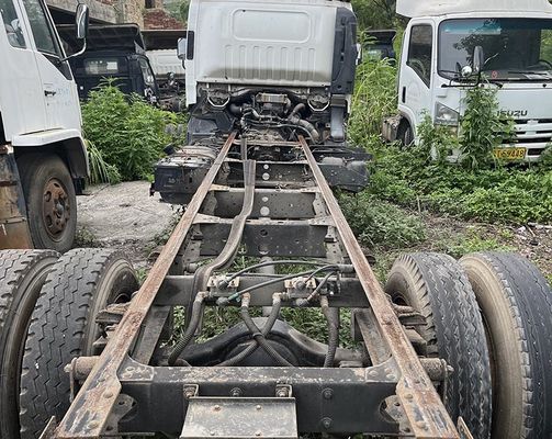 प्रयुक्त ट्रक Isuzu ELF 600p कार्गो ट्रक 4KH1 डीजल इंजन और सफेद शरीर