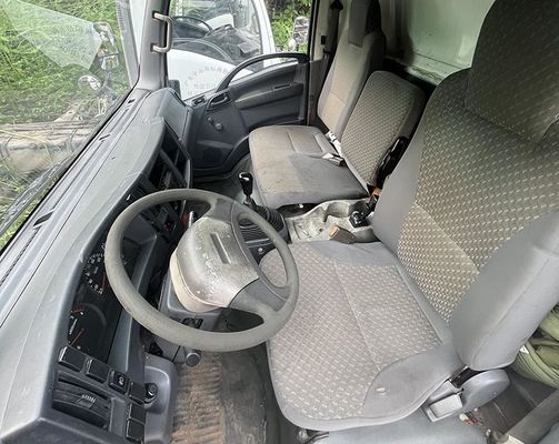 प्रयुक्त ट्रक Isuzu ELF 600p कार्गो ट्रक 4KH1 डीजल इंजन और सफेद शरीर