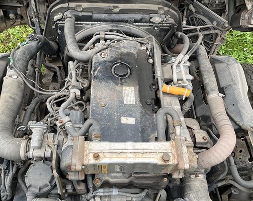 प्रयुक्त ट्रक Isuzu ELF 600p कार्गो ट्रक 4KH1 डीजल इंजन और सफेद शरीर