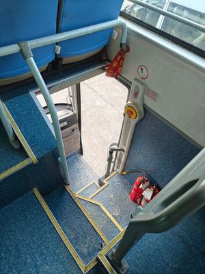 57-59 सीटें सेकेंड-हैंड 12 मीटर डेकर कम्फर्ट कोच, डीजल ईंधन प्रकार और 11800 किलोग्राम कर्ब वजन के साथ