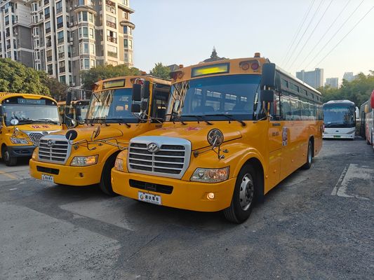 56 सीटों का डीजल इंजन वाला एलएचडी KLQ6106XQE4 यूएसडी स्कूल बस चीन में निर्मित